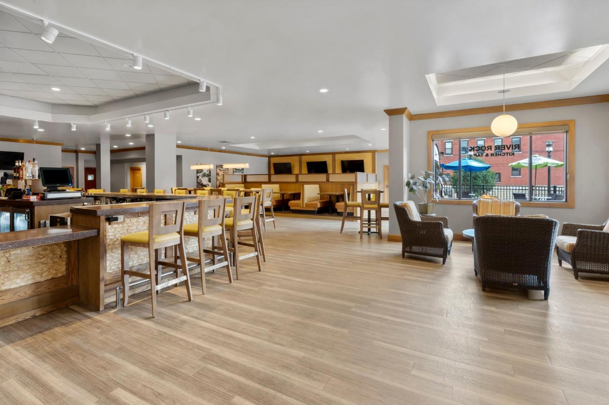 Holiday Inn Dubuque/Galena By Ihg Екстериор снимка