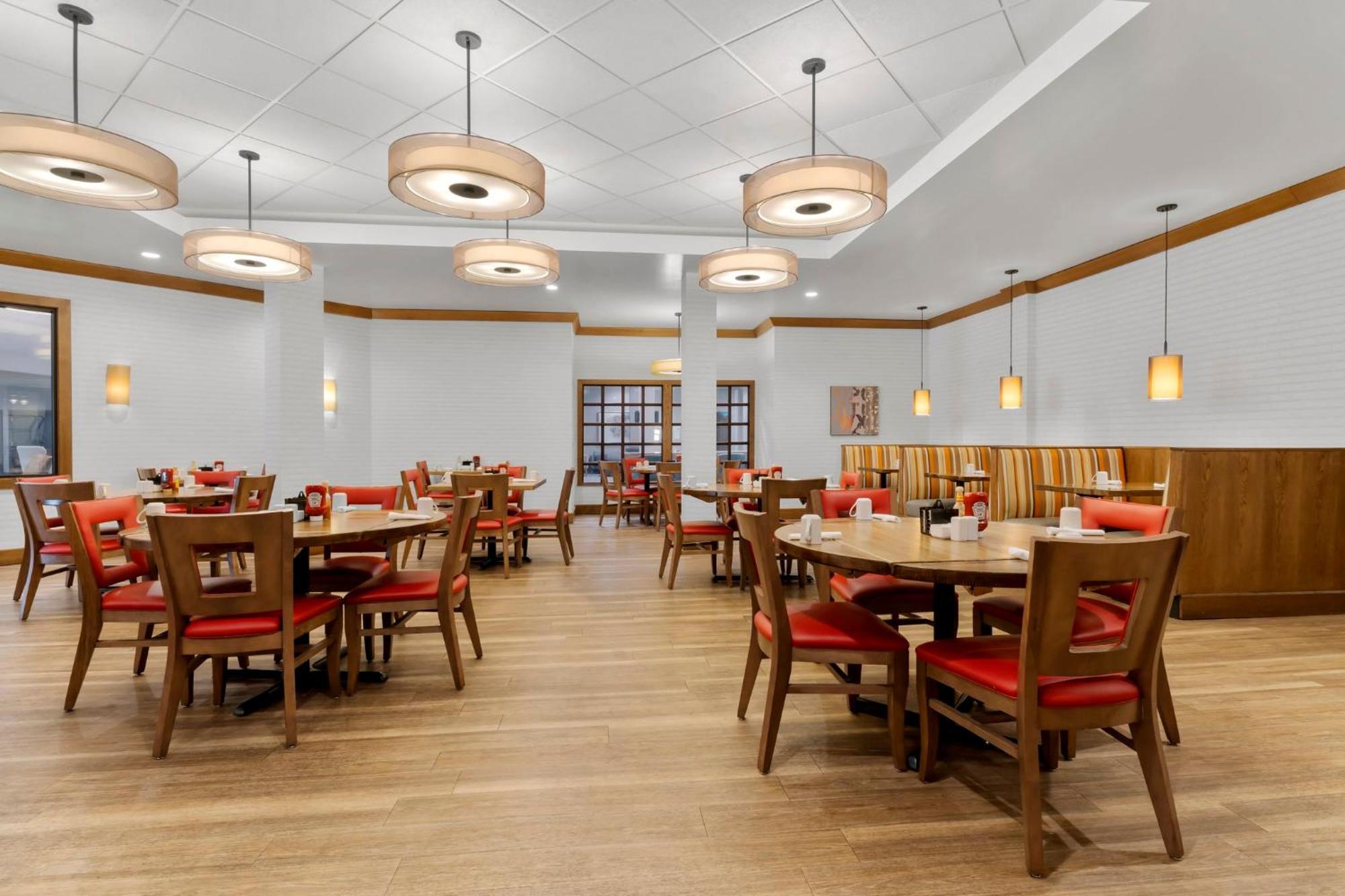 Holiday Inn Dubuque/Galena By Ihg Екстериор снимка