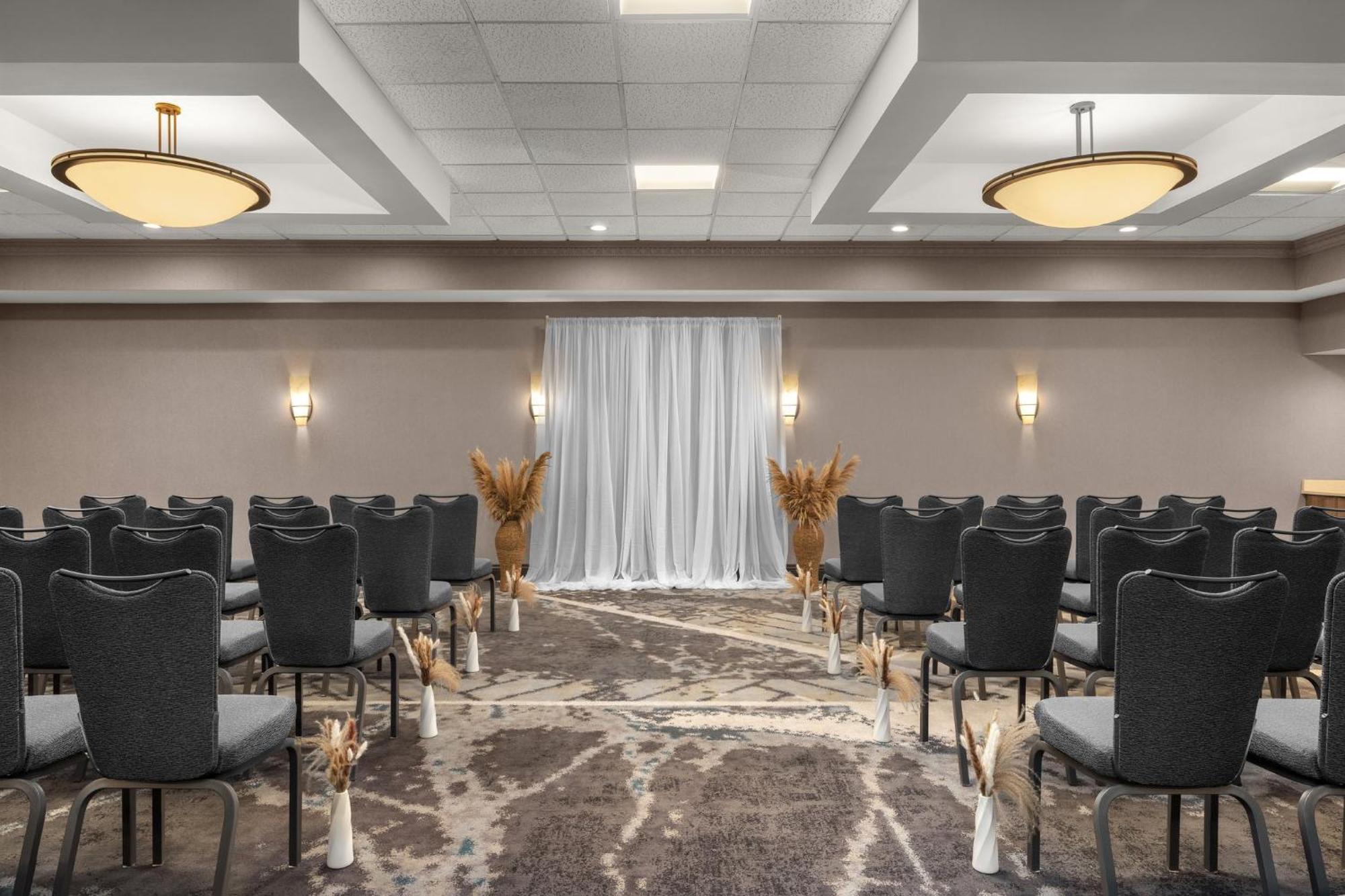 Holiday Inn Dubuque/Galena By Ihg Екстериор снимка
