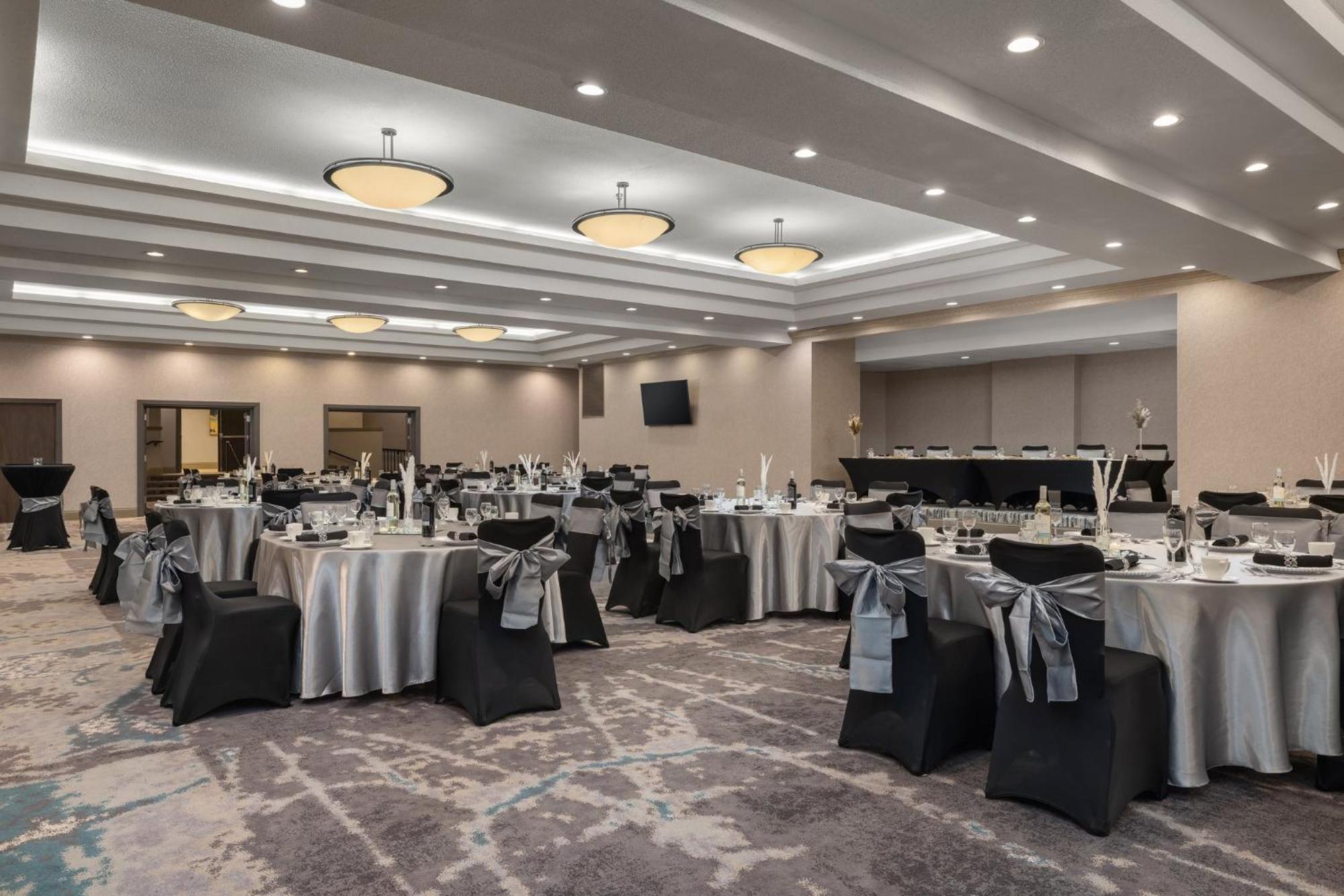 Holiday Inn Dubuque/Galena By Ihg Екстериор снимка