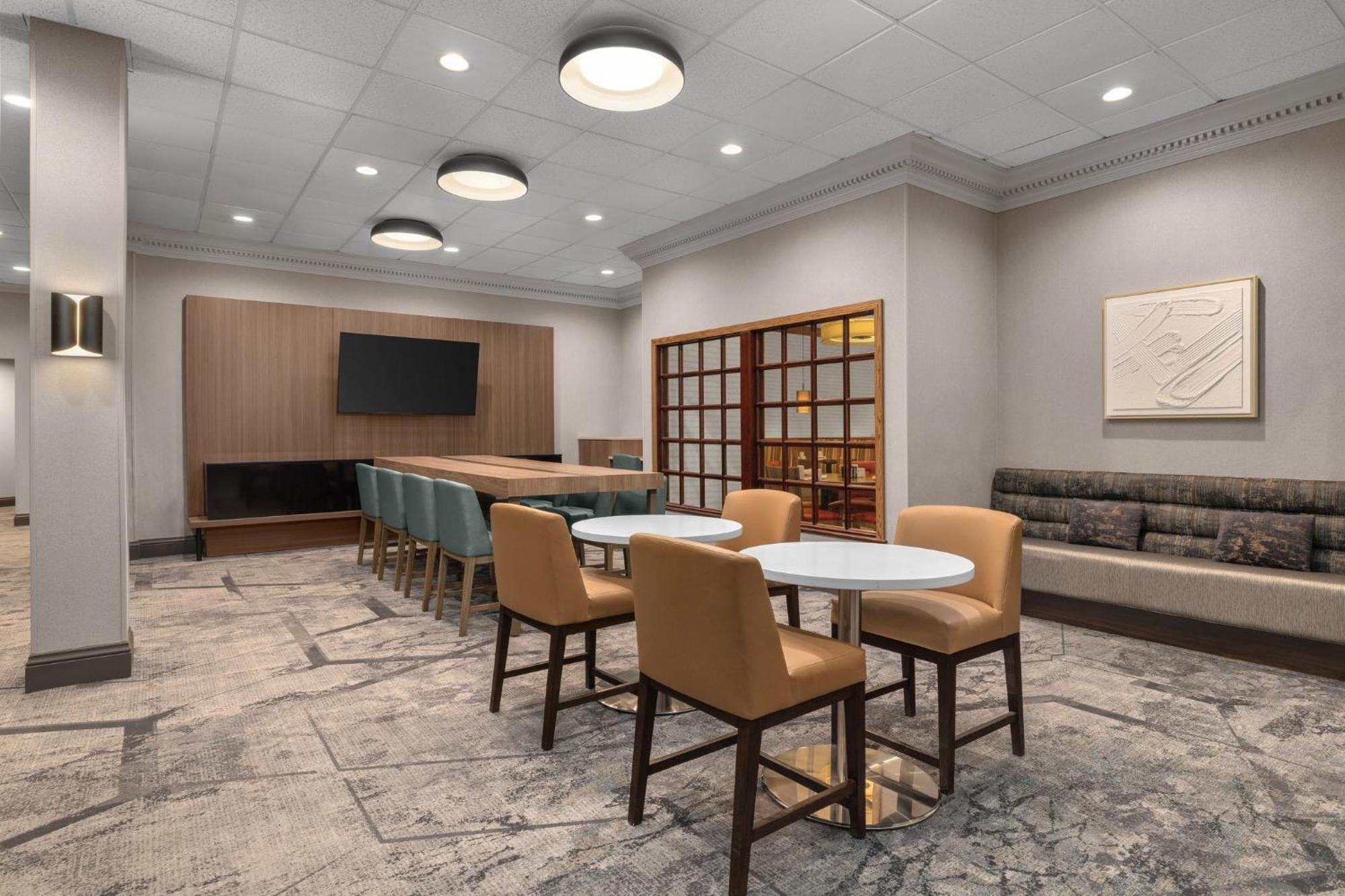 Holiday Inn Dubuque/Galena By Ihg Екстериор снимка