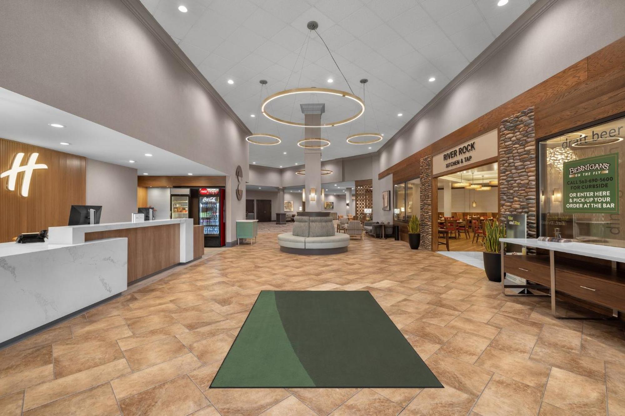 Holiday Inn Dubuque/Galena By Ihg Екстериор снимка