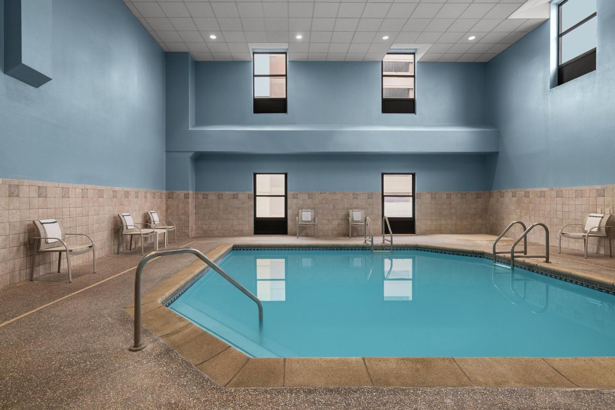 Holiday Inn Dubuque/Galena By Ihg Екстериор снимка